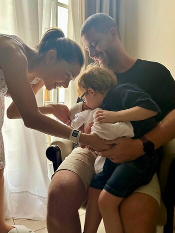 Valentino conociendo a su hermana