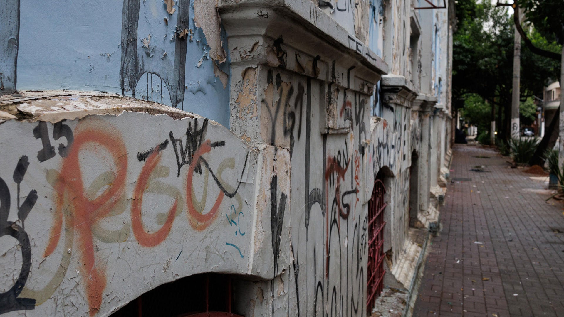 Fotografía de una pared con pintadas alusivas a la banda criminal Primer Comando de la Capital, en San Pablo (EFE/Isaac Fontana/Archivo)