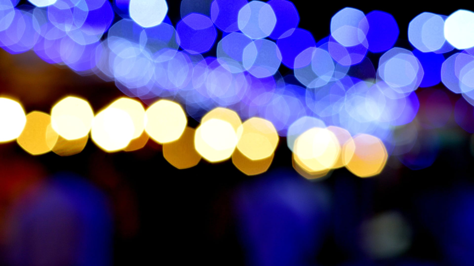 Luces azules en una calle. (Canva)