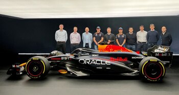 FOTO DE ARCHIVO: El ingeniero jefe Paul Monaghan, el director técnico Adrian Newey, Max Verstappen, el director del equipo Christian Horner, Sergio Pérez y el director técnico Pierre Wache de Red Bull posan para una foto en el lanzamiento del nuevo coche de la escudería para el campeonato de Fórmula Uno en Milton Keynes, Reino Unido. 15 de febrero, 2024. REUTERS/Alan Baldwin/Archivo