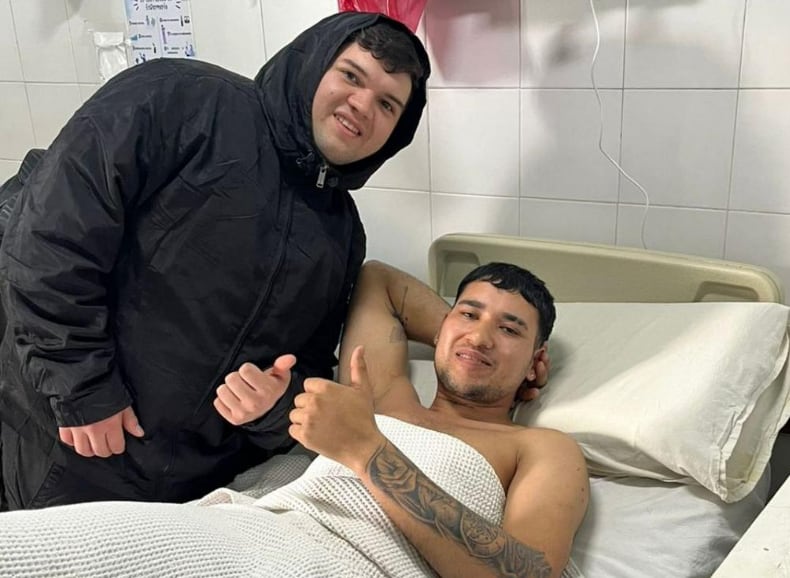 Alexis llevaba 20 días internado en el Hospital Cullen de Santa Fe y esperaba un remis en silla de ruedas cuando el patrullero lo embistió contra las rejas del ingreso (Foto: Cadena3 Rosario)