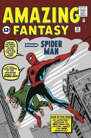 Portada de cómic retro con título Amazing Fantasy, Spider-Man en traje rojo y azul, un hombre cayendo, edificios y recuadros de texto