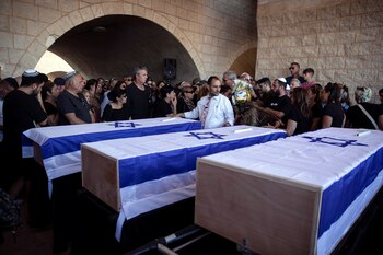 Familiares lloran a víctimas de