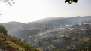 Regresan a sus viviendas los desalojados por el incendio de Árchez, que desciende a fase preemergencia