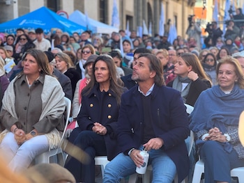 Luis Lacalle Pou acompañado por su pareja, su madre, Julia Pou, y su hija Manuela (@sergiobotana)