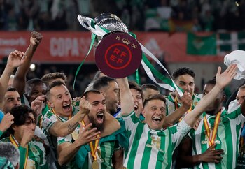 Soccer Football - Copa del Rey - Copa del Rey - Final - Real Betis v Valencia - Estadio La Cartuja de Sevilla, Seville, Spain - April 23, 2022 Real Betis' Joaquin lifts the trophy with teammates after winning the Copa del Rey REUTERS/Jon Nazca