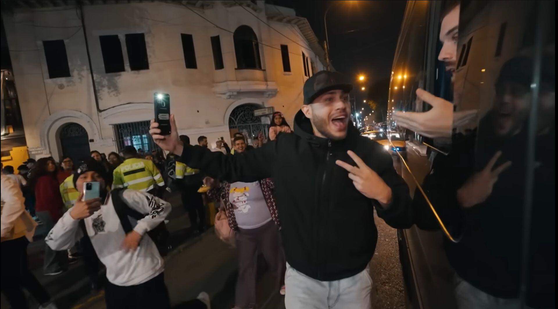 Retratos al paso, un beso sin aviso y bromas que cruzaban idiomas hicieron de Barranco un punto donde la espontaneidad multiplicó las sorpresas para Ibai y Gaspi. (YouTube)