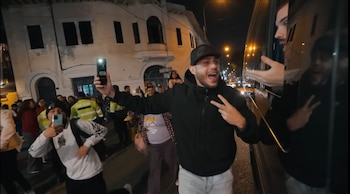 Retratos al paso, un beso