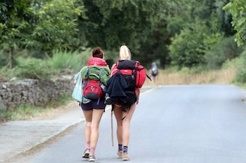 Imagen de archivo: Dos mujeres peregrinas realizan el Camino de Santiago. (Europa Press)