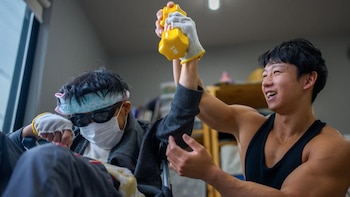 Japón contrata fisicoculturistas, luchadores de sumo y peleadores de artes marciales para cuidar a adultos mayores