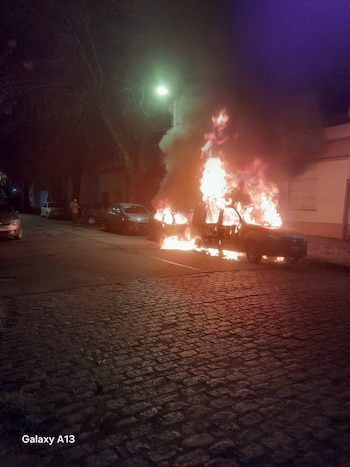 Denuncian que hay un quemacoches en La Plata: le prendieron fuego el auto que le regaló su padre