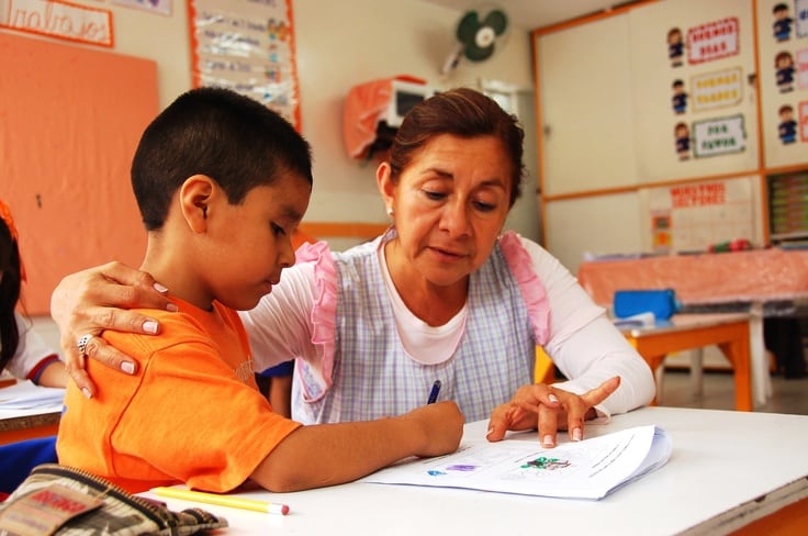 Solo el 33% de los estudiantes de cuarto grado en Perú alcanza un nivel satisfactorio en comprensión lectora y el 30% lo logra en matemáticas.