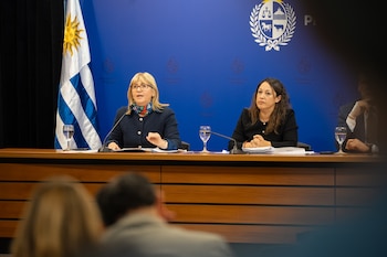 La ministra de Salud Pública de Uruguay, Cristina Lustemberg, y la de Industria, Fernanda Cardona (Presidencia)