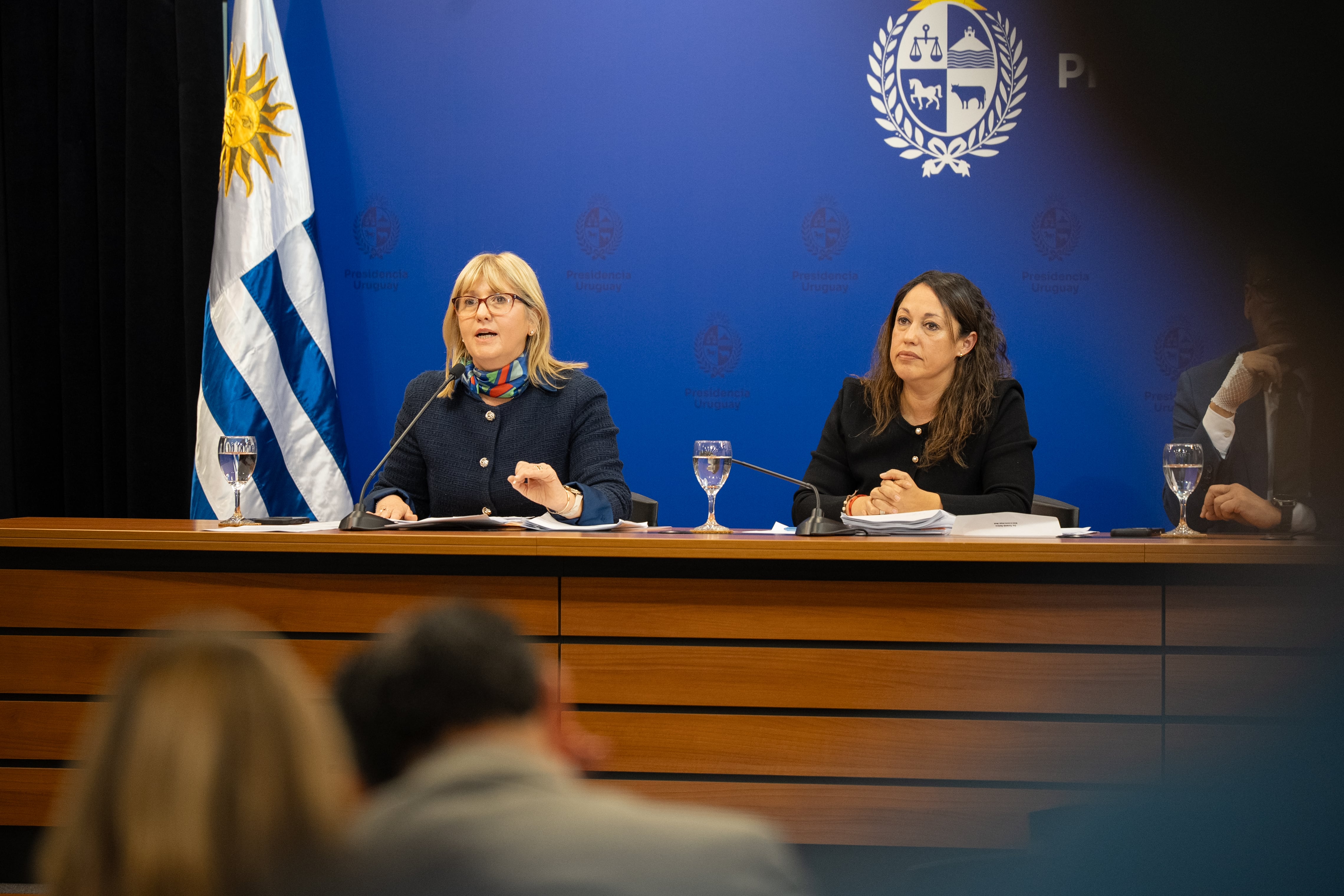 La ministra de Salud Pública de Uruguay, Cristina Lustemberg, y la de Industria, Fernanda Cardona (Presidencia)