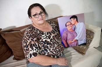 Lesbia Alfaro sostiene la fotografía