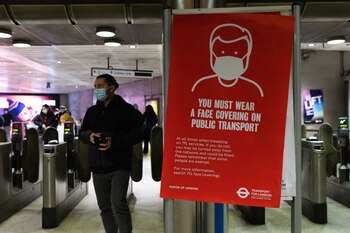 Un cartel recuerda la obligación