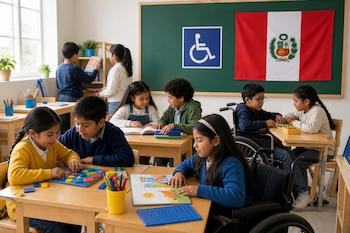 Niños en un aula con pupitres de madera, juegos educativos, dos sillas de ruedas, pizarra verde y la bandera de Perú.