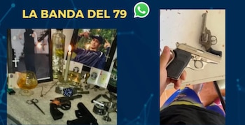 Imagen dividida. Izquierda: mesa con fotos de jóvenes, velas, bebidas, joyas, cigarrillos y dos armas. Derecha: mano sosteniendo una pistola plateada y un revólver oscuro