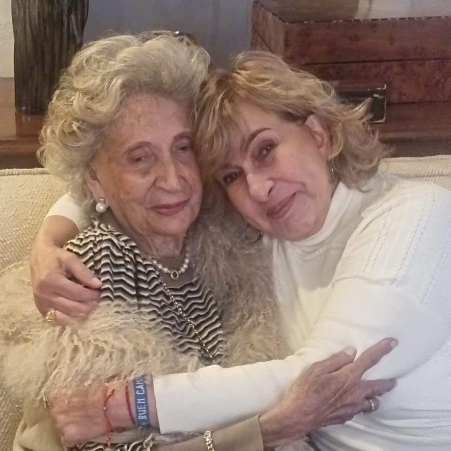 El viaje de Georgina Barbarossa incluyó visitas a Sevilla, Mérida, Cáceres, Salamanca, Santiago de Compostela y Mallorca, donde vive su tía Bary