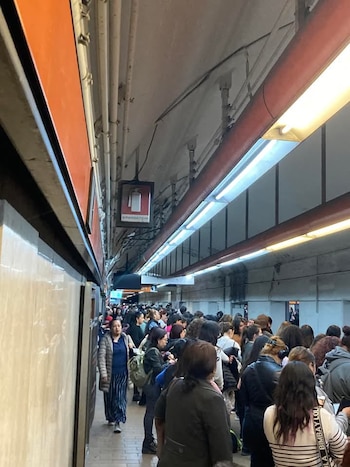 Se reportan aglomeraciones en estaciones