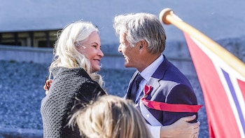 El hermano de la reina Mette-Marit de Noruega, Espen Høiby, se enfrenta a una demanda colectiva por la quiebra de una escuela de aviación