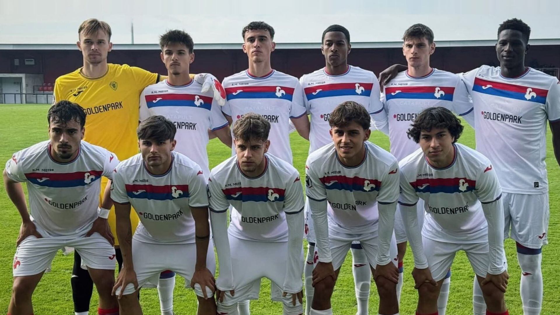 Bassco Soyer, el primer hincado de la derecha, integrando el plantel titular del Gil Vicente en la Liga Revelação. - Crédito: Difusión