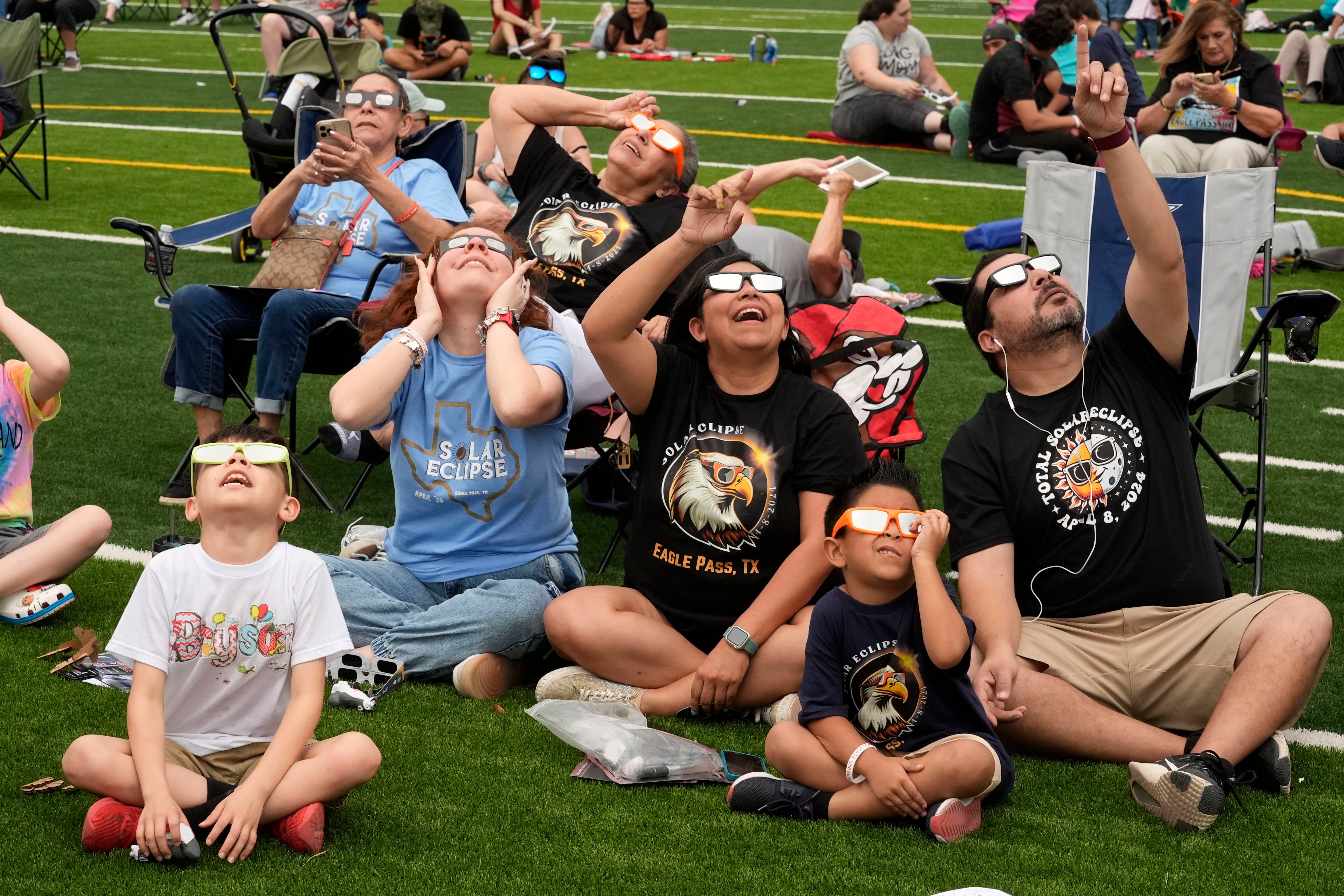 Para observar de forma segura el eclipse solar de 2027, es indispensable utilizar gafas con certificación ISO 12312-2 excepto durante la totalidad. (AP Foto/Eric Gay)