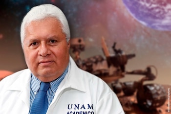 Primer plano del doctor Rafael Navarro, un hombre con cabello blanco y bata, sobre un fondo borroso del rover Curiosity y el planeta Marte