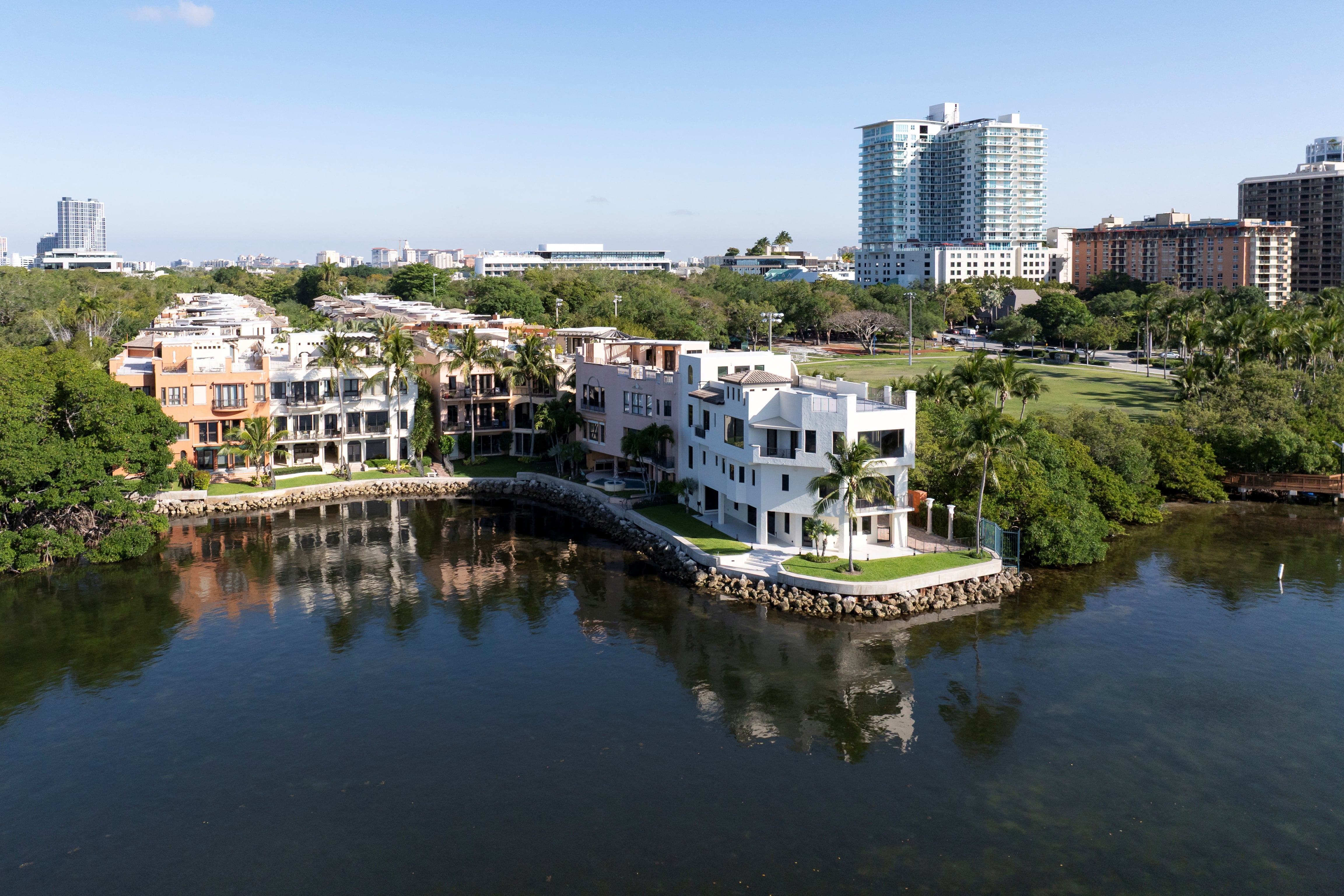 La calculadora oficial de ahorros fiscales en Florida permite a propietarios estimar el impacto de la propuesta de aumento en la exención de impuestos a la propiedad (REUTERS/Marco Bello)