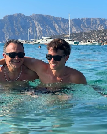 Sergio Lapegüe junto a su