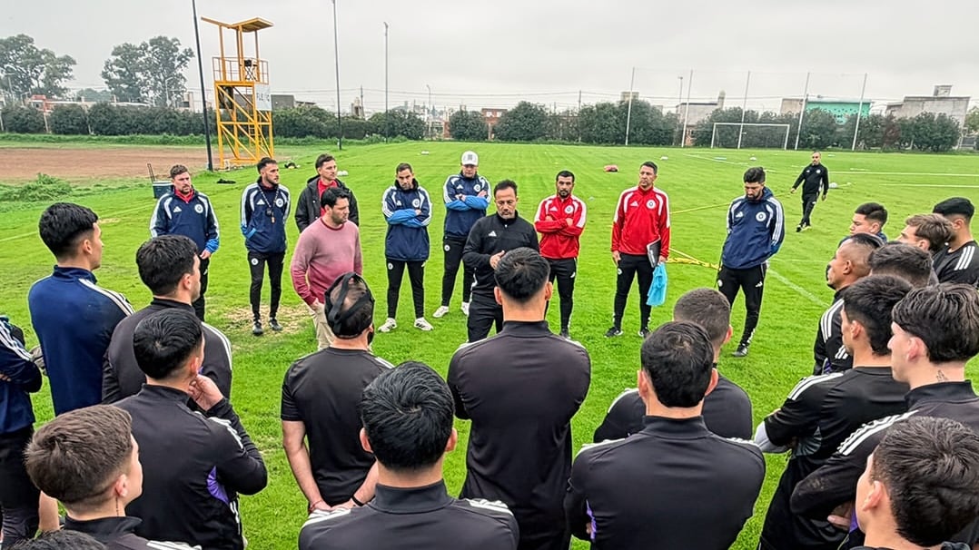 Matías Messi, presidente de Leones, durante la presentación hace un día del nuevo DT Alejandro Ojeda: el club suspendió toda su actividad este sábado (Foto: @leonesderosariofc)