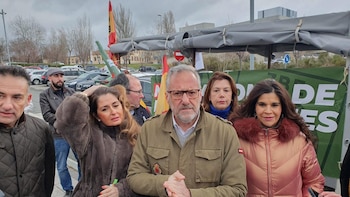 Vox replica a Mañueco que