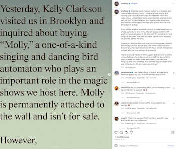 La pelea entre Kelly Clarkson y una tienda de Brooklyn que no quiso venderle un pájaro mecánico valorizado en 15.000 dólares