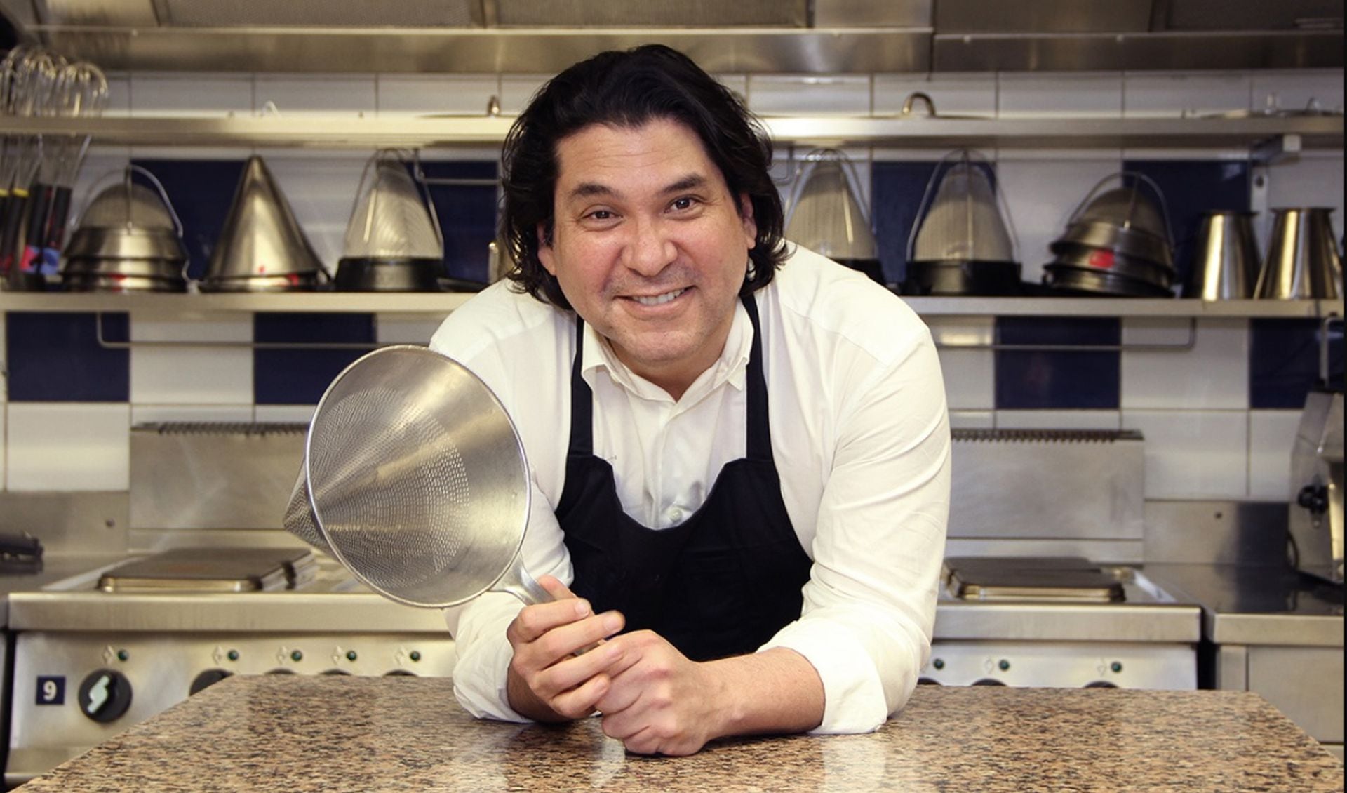 Gastón Acurio, figura esencial de la cocina peruana, nació en 1967 y cambió la historia culinaria del país al combinar tradición, innovación y una proyección internacional. (Panamerican World)