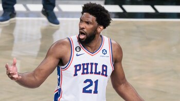 126-121. Joel Embiid tumba a