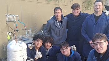 Los estudiantes de una escuela de Temperley fabricaron petróleo a partir de plástico: “La escuela técnica no debe limitarse al ejercicio simulado en un cuaderno”