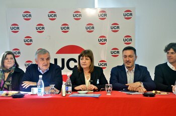 Patricia Bullrich junto a dirigentes
