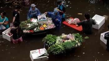 Una calle inundada de Bangkok se convierte en un mercado flotante