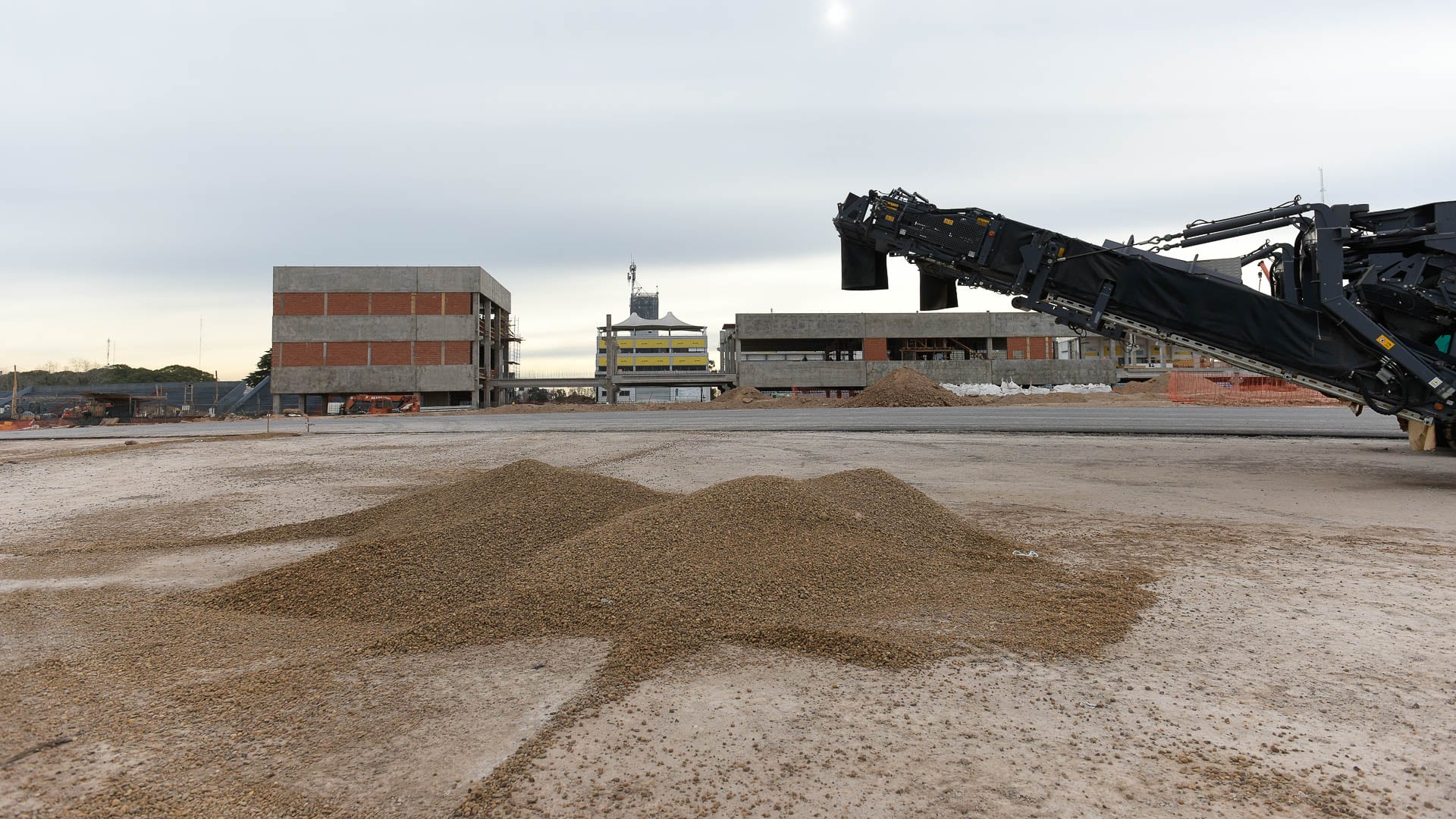 Una máquina en plena obra: una postal común de estos días en el Autódromo