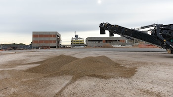 Una máquina en plena obra: una postal común de estos días en el Autódromo