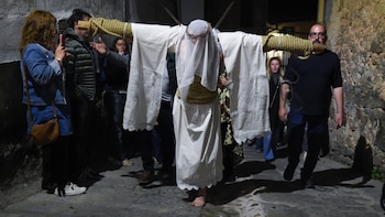 Los Empalaos de Valverde de la Vera, la tradición de Semana Santa que es de las más impresionantes de España: “Es una promesa íntima e individual de cada penitente”