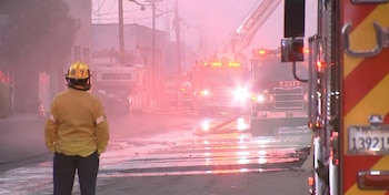 Los bomberos de Los Ángeles mejoraron el acceso al almacén incendiado y estimaron que el incendio podría quedar extinguido hacia finales de semana