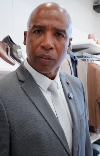 El ‘Loco’ Vargas protagoniza su propia versión de ‘El Diablo viste a la Moda’ junto a ‘Cuto’ y el ‘Chorri’. Captura: IG Tiendas Él.