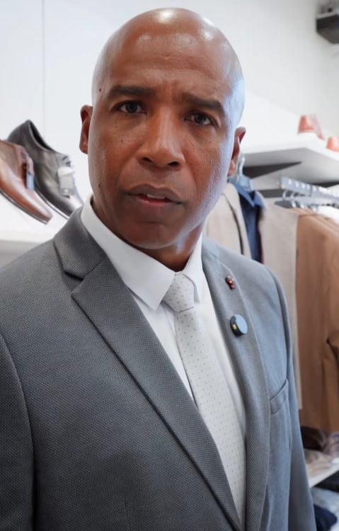 El ‘Loco’ Vargas protagoniza su propia versión de ‘El Diablo viste a la Moda’ junto a ‘Cuto’ y el ‘Chorri’. Captura: IG Tiendas Él.