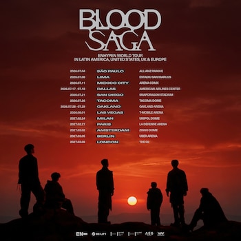 Cartel de la gira mundial "BLOOD SAGA" de ENHYPEN con los miembros en silueta frente a un atardecer rojo vibrante, listando fechas y ciudades del tour