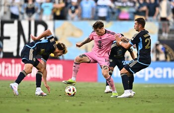 Robert Taylor defiende una pelota