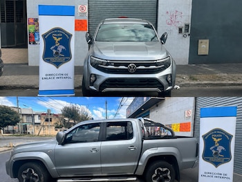 Collage de dos imágenes de una camioneta Volkswagen Amarok V6 plateada estacionada junto a un banner de la Policía de la Provincia de Buenos Aires