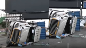 El tráiler quedó volcado sobre