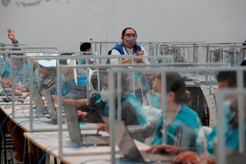 Personas trabajan en la delegación