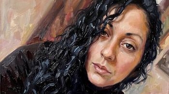 Pintura al óleo del rostro de una mujer con cabello negro rizado, ojos marrones y trazos de pincel visibles.